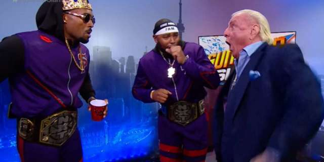 Los fanáticos lo pierden por Ric Flair y The Street Profits