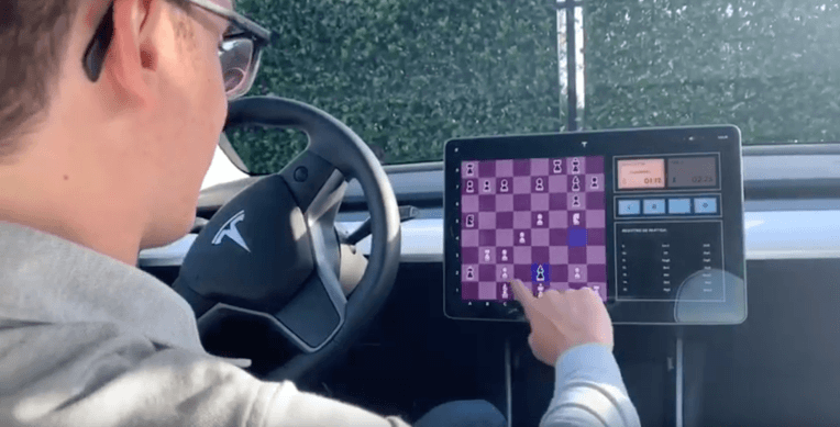 Mira un Tesla Model 3 jugar ajedrez contra el jugador mejor clasificado en los EE. UU.