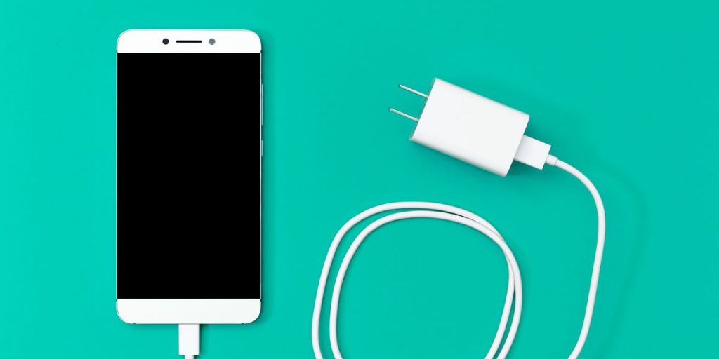 Probablemente no deberías usar un cable aleatorio para cargar tu iPhone