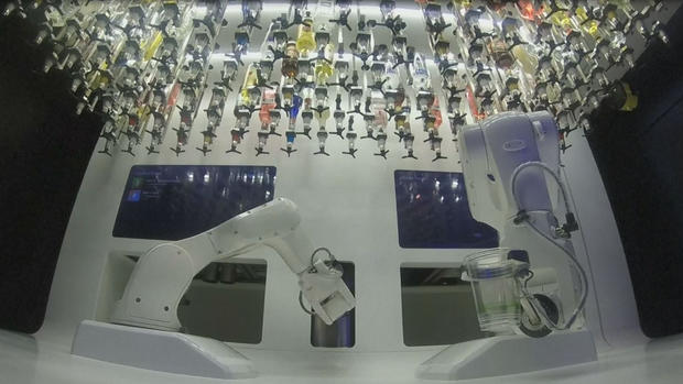 “Cantinero robot” prepara hasta 80 tragos por hora