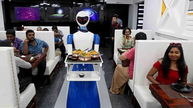[TLMD - LV] Robots trabajan como meseros en un restaurante de India