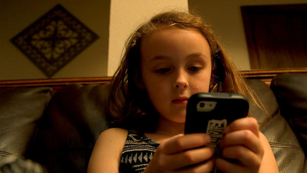 Niños pasan mas tiempo usando dispositivos electrónicos