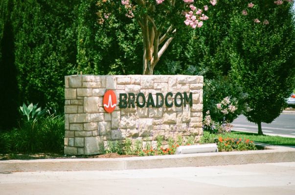¿Por qué el fabricante de chips Broadcom está gastando mucho dinero para las empresas de software empresariales que envejecen?