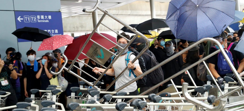 Manifestantes regresan aeropuerto de Hong Kong; reportan destrozos