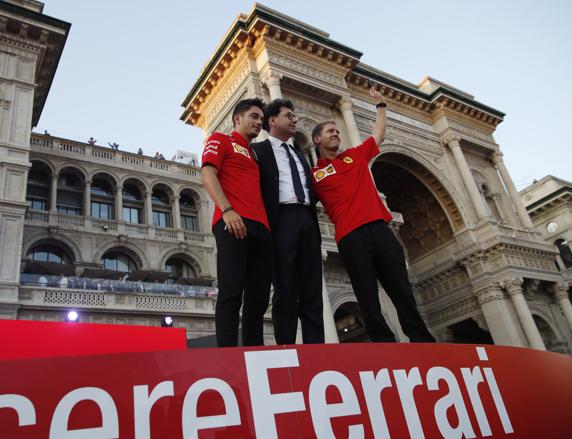 Leclerc, Binotto y Vettel, en la Piazza del Duomo