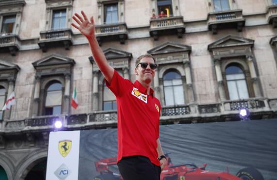 Sebastian Vettel saluda a los tifosi de Ferrari