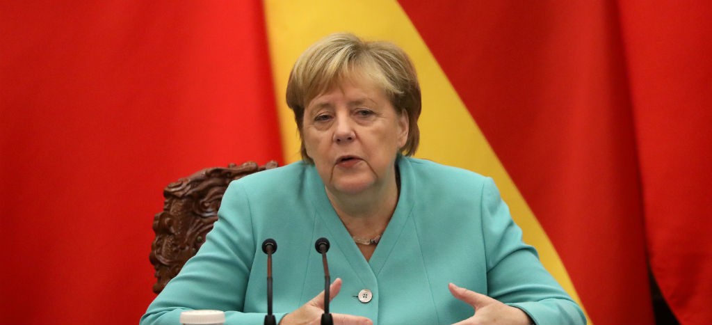 En su visita a China, Merkel pide “garantizar las libertades de Hong Kong”