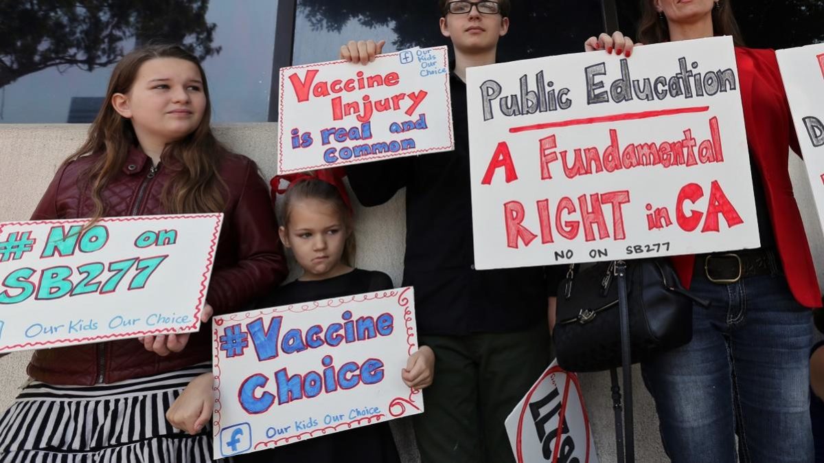Gavin Newsom firma proyecto de ley de vacunas