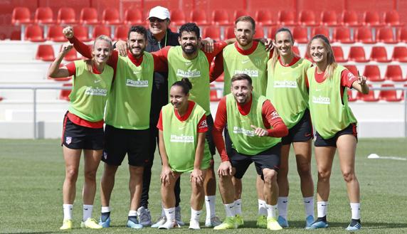 El Atlético de Madrid y el Atlético Femenino compartieron un entrenamiento en las nuevas instalaciones de Alcalá.