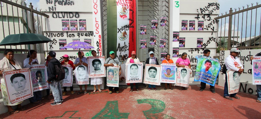 Padres de 43 normalistas desaparecidos protestan en Chilpancingo