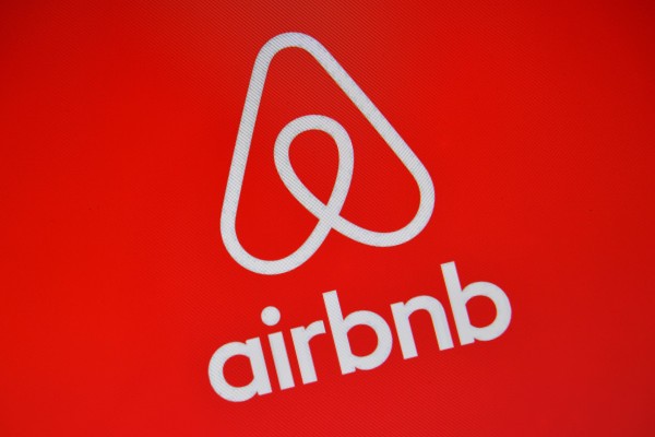 Airbnb dice que se hará público el próximo año
