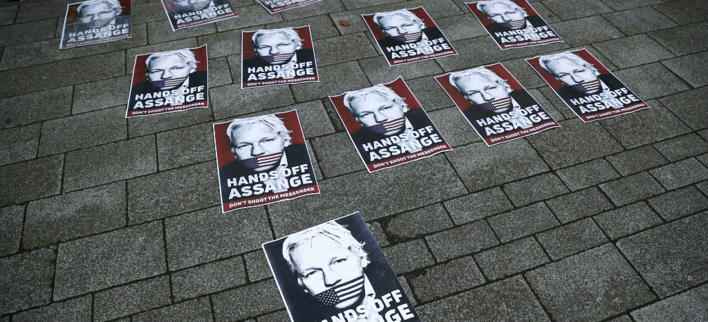 Assange seguirá en prisión; espera juicio de extradición a EU