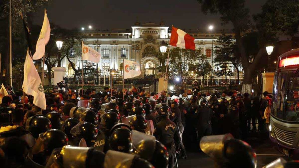 Clamor popular tras la disolución de Congreso peruano