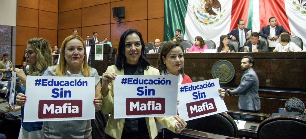 Comisión de diputados avala leyes educativas, con exigencias de la CNTE