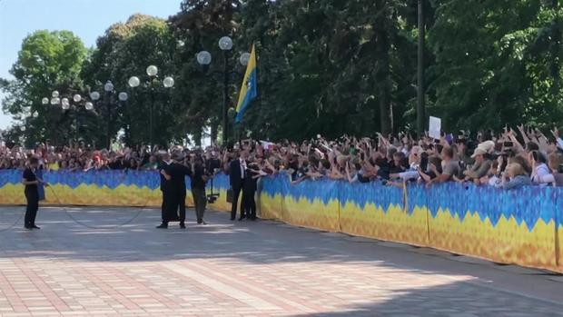 [TLMD - LV] Zelenski toma posesión de la presidencia de Ucrania