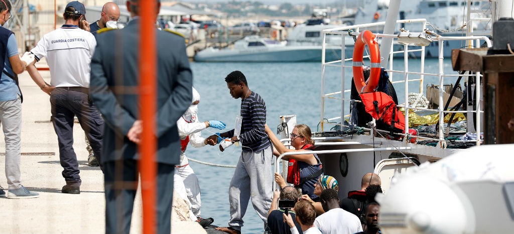 Desembarcan en Italia 104 migrantes que acogerán cinco países europeos