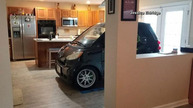 [TLMD - NATL] Insólita razón: por qué este auto acabó estacionado en la cocina