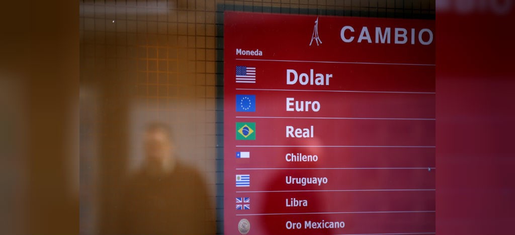 Dólar en Argentina reporta ligera baja tras iniciar control de cambios
