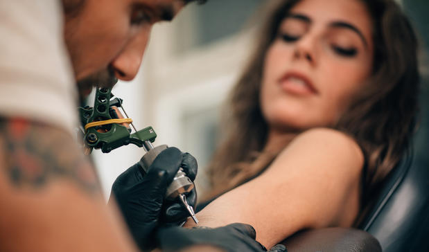 Cómo un tatuaje puede afectar tu solicitud de residencia