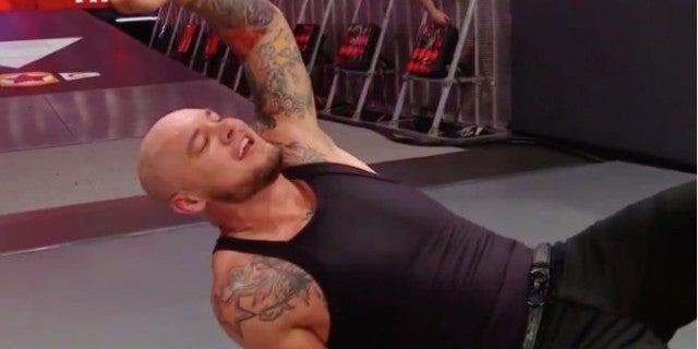 El barón Corbin se lleva una victoria en WWE Raw, avanza a las finales del Rey del Anillo