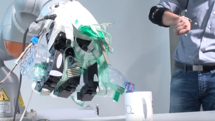 Este brazo protésico combina control manual con aprendizaje automático