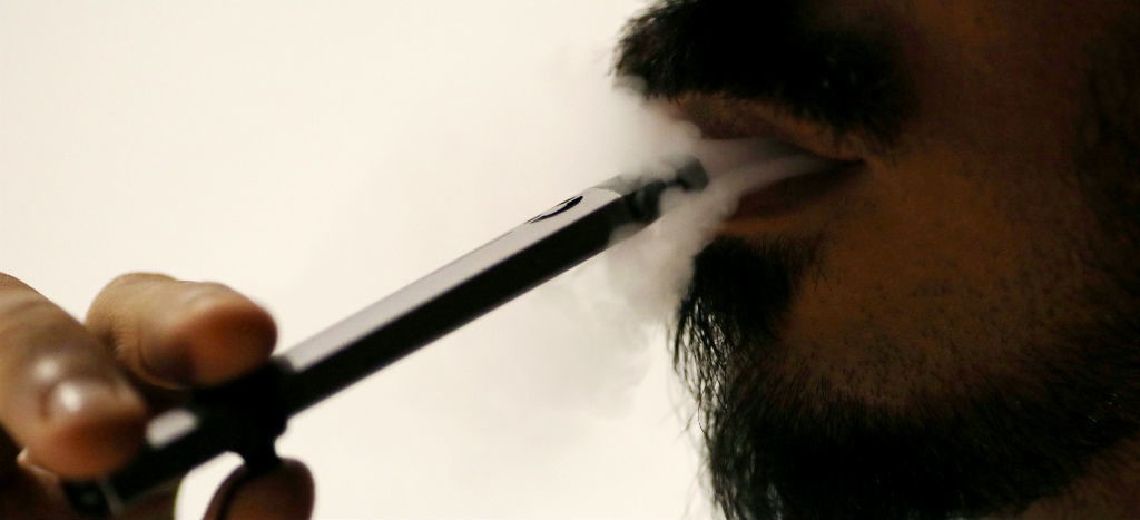 Gobierno de Trump planea prohibir cigarros electrónicos por brote de muertes ligadas al vapeo