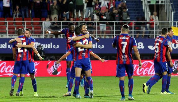 Los jugadores del Eibar celebran el tercer gol de su equipo ante el Sevilla. EFE/Miguel Toña
