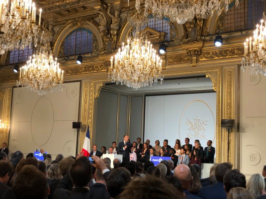 Macron anuncia una promesa de inversión de 5.000 millones de euros en etapa tardía por parte de inversores institucionales