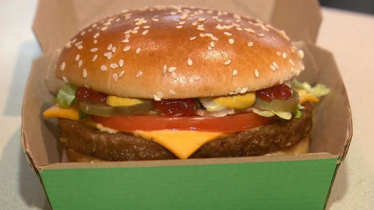 Nicky Jam pasa de reguetonero a vendedor de hamburguesas