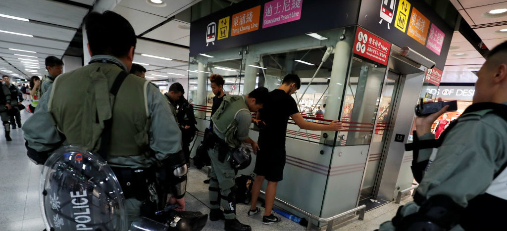 Policía de Hong Kong golpea a manifestantes durante toma de centros comerciales y el metro | Video
