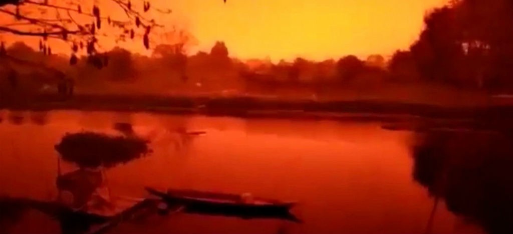 Por incendios, un cielo “rojo sangre” cubre la isla de Sumatra, Indonesia | Video