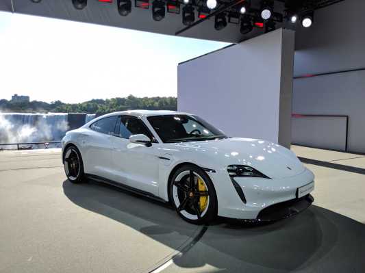 Porsche presenta el sedán eléctrico Taycan Turbo de $ 150,900