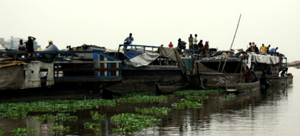 Reportan al menos 36 muertos por hundimiento de barco en río congoleño