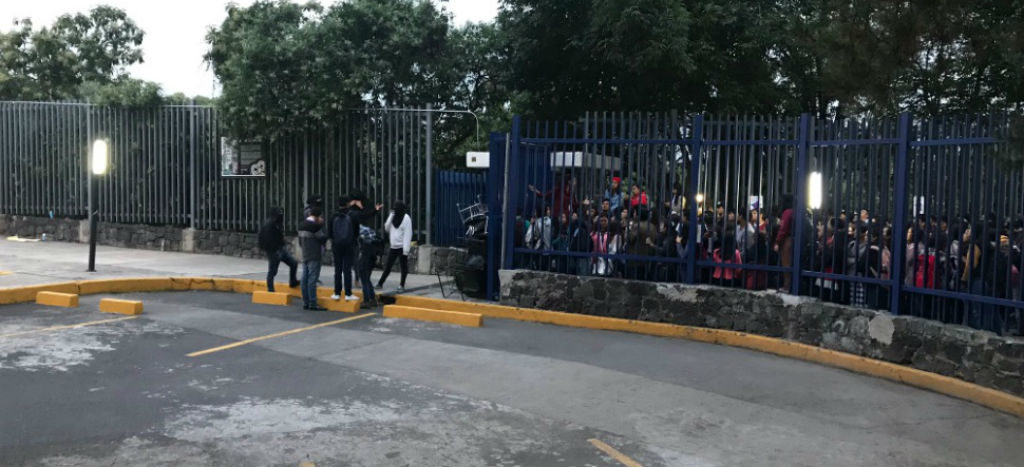 Toman Facultad de Ciencias Políticas de la UNAM, en protesta por invitación a Ricardo Anaya