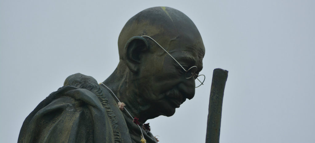 Roban cenizas de Mahatma Gandhi; escriben ‘traidor’ en una de sus imágenes