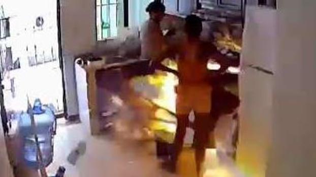 En cámara: brutal explosión de una cocina mientras preparaban comida