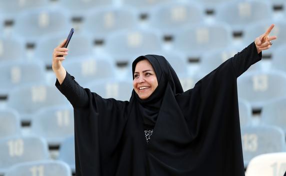 Una aficionada de Teherán celebra la entrada de mujeres a los estadios de fútbol