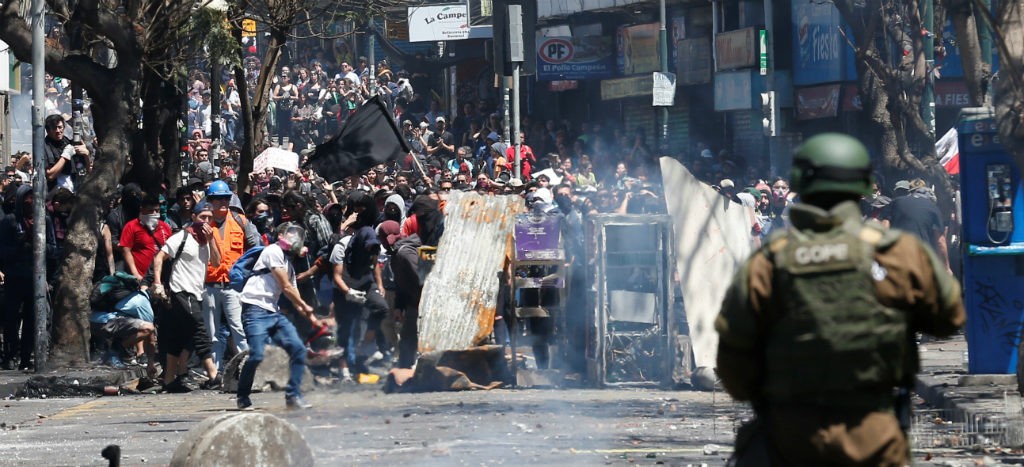 Decretan tercer toque de queda en Chile; van 11 muertos y más de 2 mil detenidos