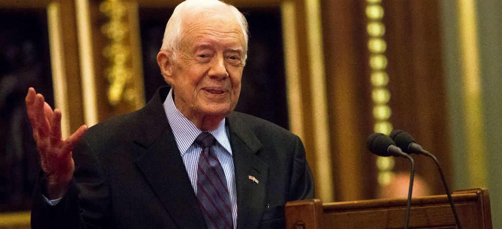 Expresidente Jimmy Carter, hospitalizado por fractura de pelvis