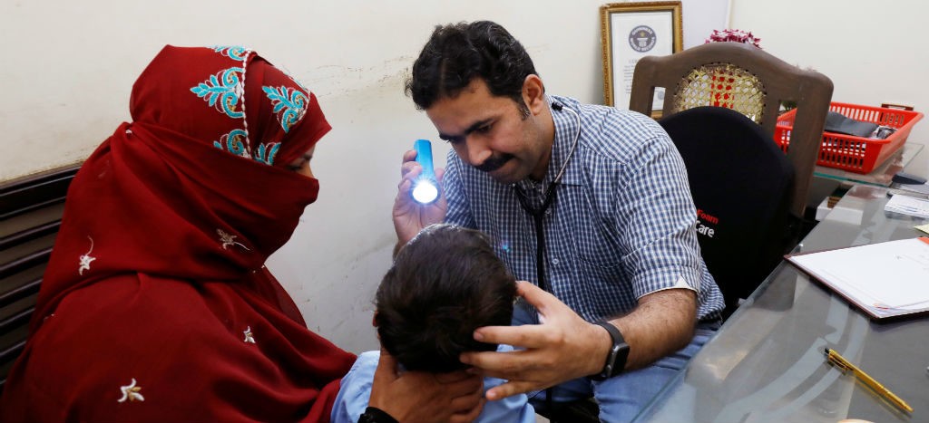 900 niños en Pakistán dieron positivo por VIH; acusan a pediatra por reutilizar jeringas | Video