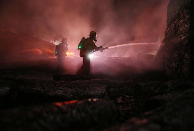 Bomberos combaten el Incendio Tick al norte de Los Ángeles