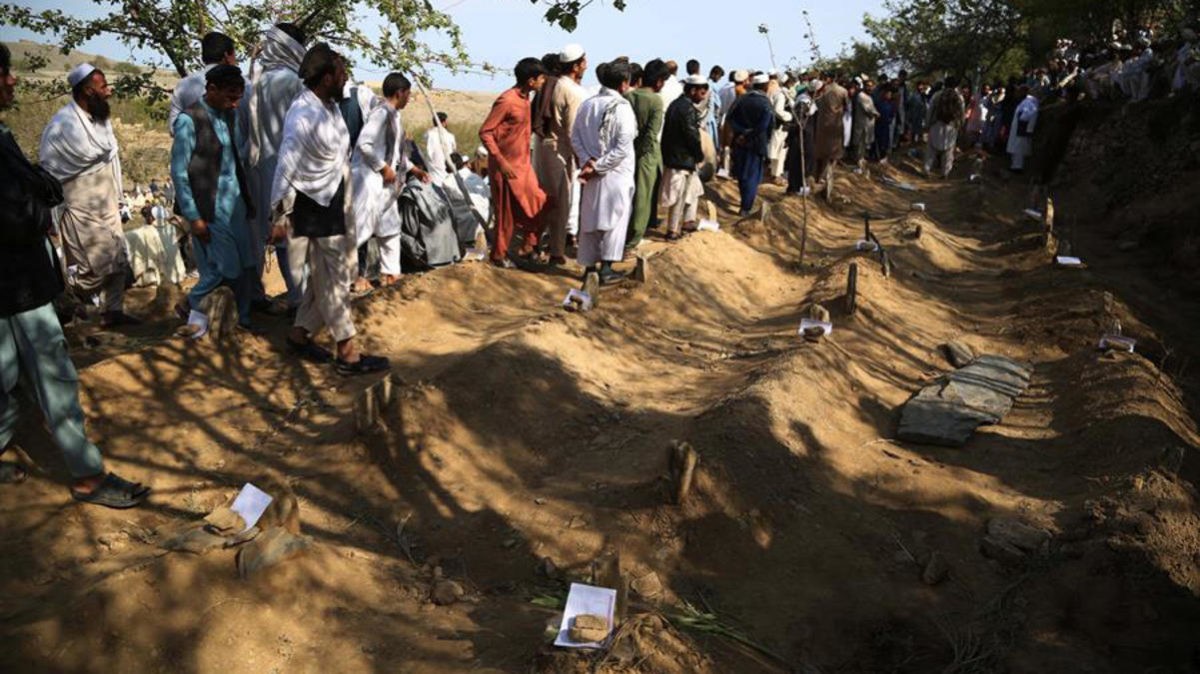 Afganistán: funeral masivo tras ataque que mató a 65