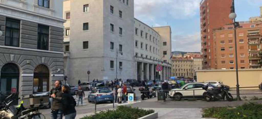 Ataque en Italia deja dos policías muertos