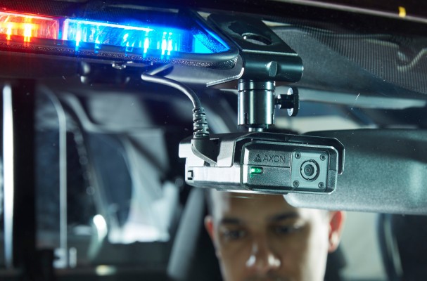 Axon agrega reconocimiento de matrículas a las cámaras de la policía, pero presta atención a las preocupaciones de la junta de ética