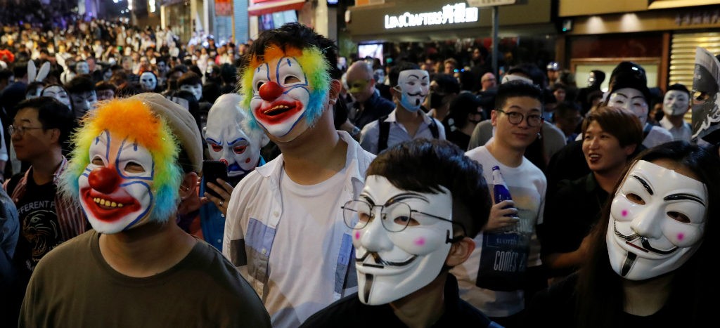 Con máscaras de Halloween protestan en Hong Kong