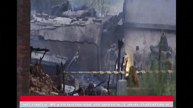 [TLMD - LV] Pakistán: muertos al caer avión sobre casas