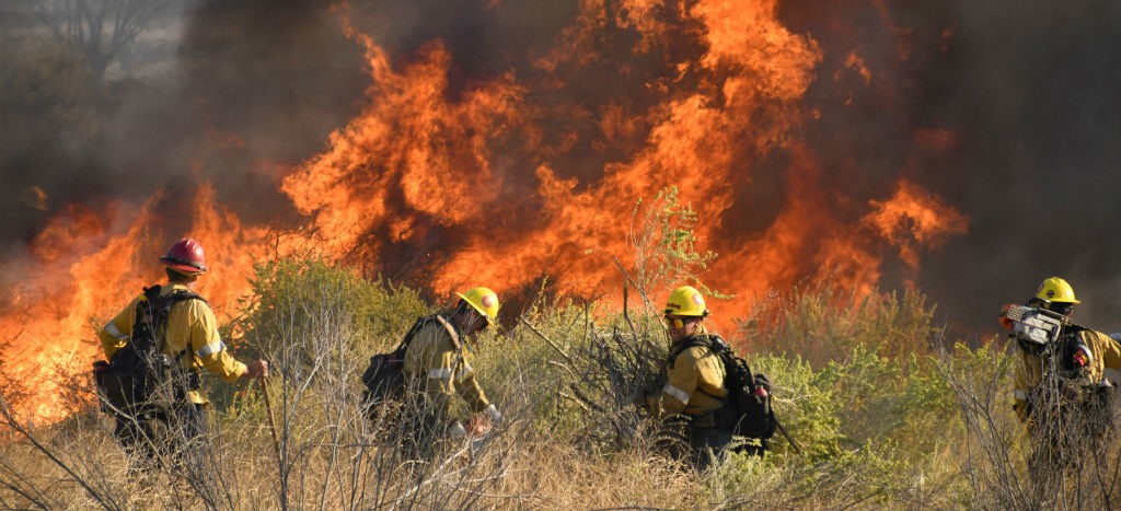 Desalojan a 50 mil personas de Los Ángeles por incendios forestales | Video