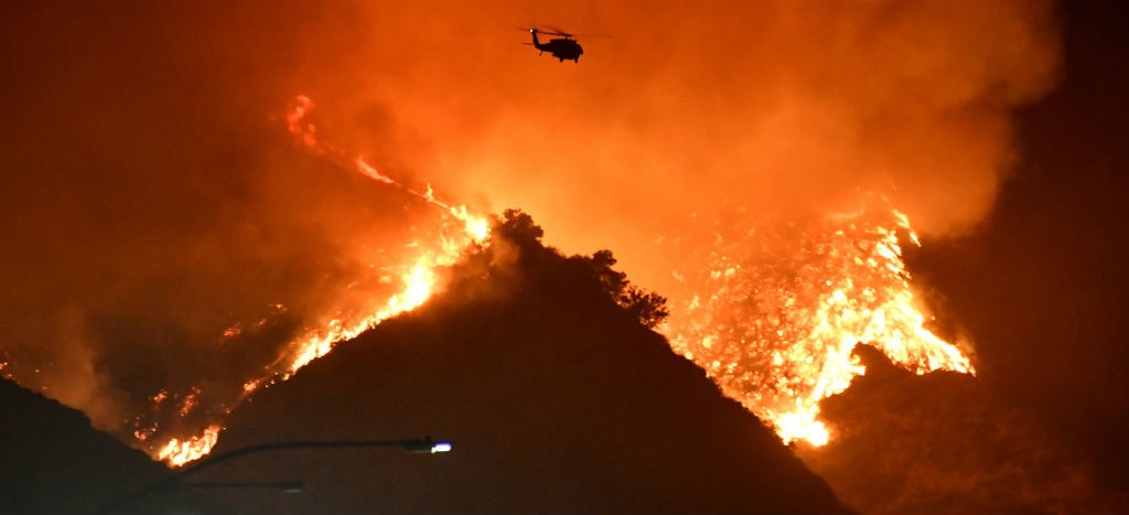 Desalojan a miles en Los Ángeles por incendio forestal; varios famosos entre los afectados
