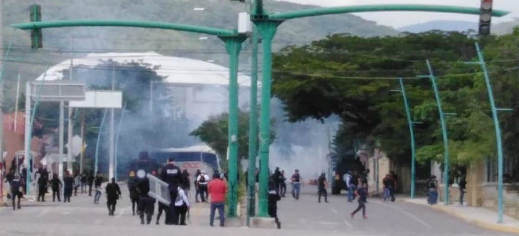 Desalojan por tercera ocasión a estudiantes normalistas en Chiapas | Videos