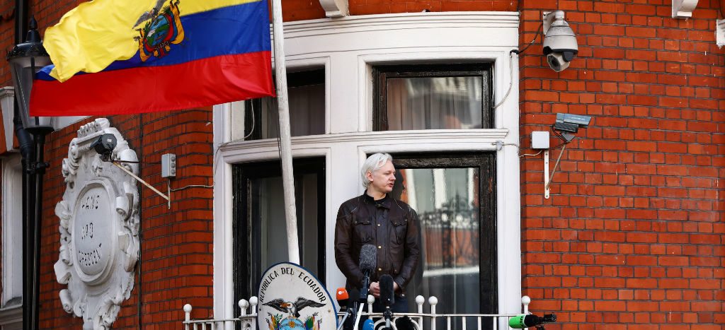 Detienen y liberan a empresario español por espiar a Assange